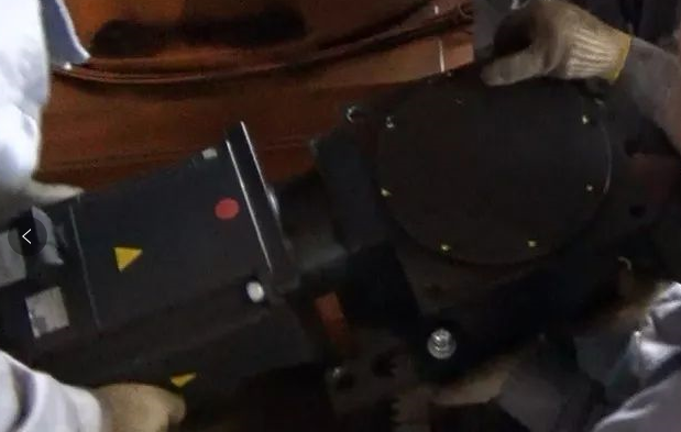 放入齒輪箱的時(shí)候，保證馬達(dá)側(cè)要抬高點(diǎn)，保證斜齒輪之間的嚙合更順暢